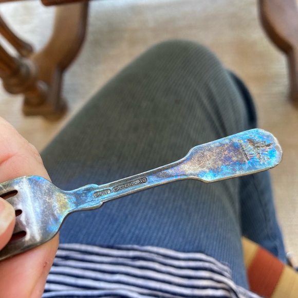 Antique Lunt silver plate baby fork. Beautiful old patina - Picture 3 of 7